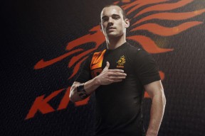 爱游戏(ayx)中国体育国际-足协杯四强战对决在即！休斯顿火箭演练定位球，利物浦密集防守应对